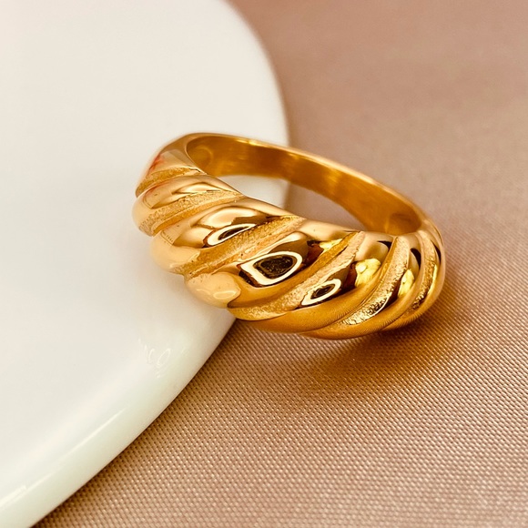 18K Gold Minimalist Croissant Design Ring - Picture 1 of 10